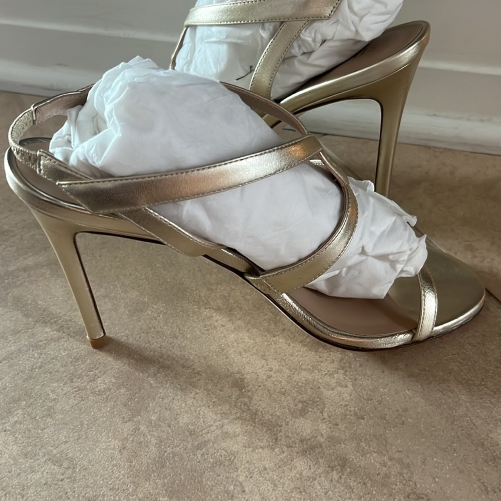 Stuart Weitzman - Picture 5 of 8
